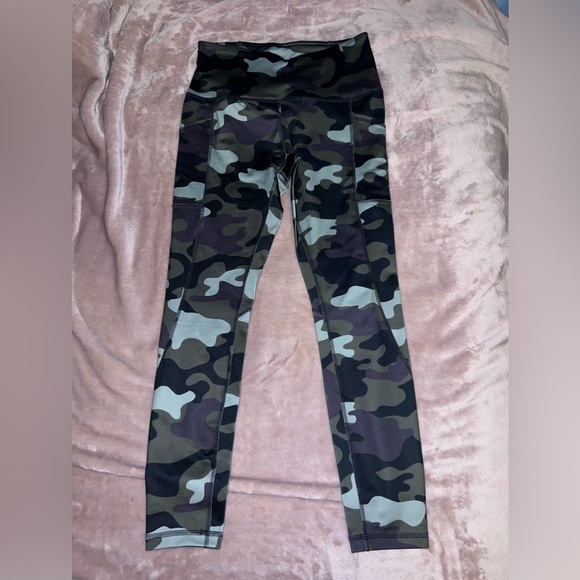 Reebok capris, size small, camo - Picture 1 of 2